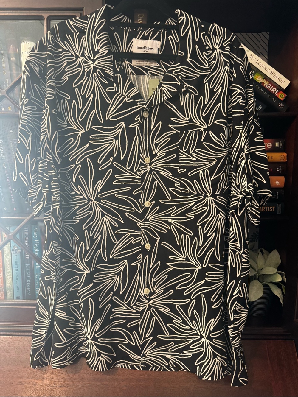 Men’s black & white vacation style shirt. Comfy!!! Modern Hawaiian shirt.